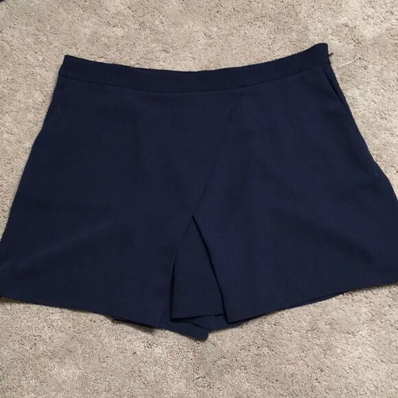 New Angled pleat shorts. NWOT - Picture 4 of 8